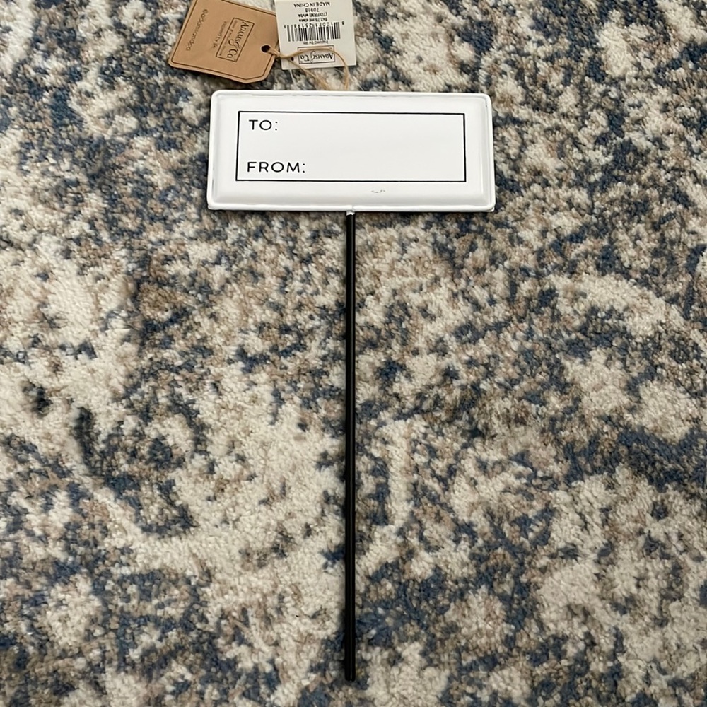 White and Black Gift Tag Stake